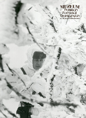 1. Tytuł tematu: patrol graniczny
2. Opis obrazu: żołnierz Wojsk Ochrony Pogranicza podczas patrolu w terenie górskim w warunkach zimowych
3. Data wydarzenia: lata 80. XX w.
4. Osoby widoczne: brak danych
5. Hasła przedmiotowe: Wojska Ochrony Pogranicza, ochrona fizyczna
6. Opis techniczny: 12 cm × 16.5 cm, oryginał, czarnobiałe
7. Autor: brak danych
8. Miejsce przechowywania/właściciel: Archiwum Straży Granicznej w Szczecinie
