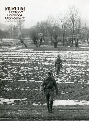 1. Tytuł tematu: patrol graniczny
2. Opis obrazu: żołnierze Wojsk Ochrony Pogranicza podczas patrolu w terenie górskim w warunkach zimowych
3. Data wydarzenia: lata 80. XX w.
4. Osoby widoczne: brak danych
5. Hasła przedmiotowe: Wojska Ochrony Pogranicza, ochrona fizyczna
6. Opis techniczny: 17.5 cm × 24 cm, oryginał, czarnobiałe
7. Autor: brak danych
8. Miejsce przechowywania/właściciel: Archiwum Straży Granicznej w Szczecinie