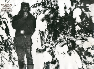 1. Tytuł tematu: patrol graniczny
2. Opis obrazu: żołnierz Wojsk Ochrony Pogranicza podczas patrolu w terenie w warunkach zimowych – w trakcie meldunku radiowego dyżurnemu operacyjnemu 
3. Data wydarzenia: lata 80. XX w.
4. Osoby widoczne: brak danych
5. Hasła przedmiotowe: Wojska Ochrony Pogranicza, ochrona fizyczna
6. Opis techniczny: 29.5 cm × 40 cm, oryginał, czarnobiałe
7. Autor: brak danych
8. Miejsce przechowywania/właściciel: Archiwum Straży Granicznej w Szczecinie