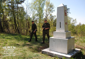 1. Tytuł tematu: patrol graniczny
2. Opis obrazu: funkcjonariusze z Placówki Straży Granicznej w Braniewie (Warmińsko-Mazurski Oddział Straży Granicznej) podczas patrolu w terenie 
3. Data wydarzenia: 28.04.2009 r.
4. Osoby widoczne: brak danych
5. Hasła przedmiotowe: Straż Graniczna, ochrona fizyczna
6. Opis techniczny: zdjęcie cyfrowe, kolorowe
7. Autor: Krzysztof Niemiec 
8. Miejsce przechowywania/właściciel: Archiwum Straży Granicznej w Szczecinie