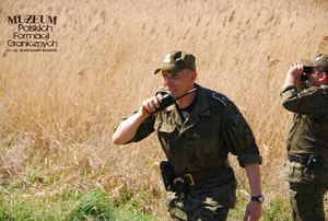 1. Tytuł tematu: patrol graniczny
2. Opis obrazu: funkcjonariusze z Placówki Straży Granicznej w Braniewie (Warmińsko-Mazurski Oddział Straży Granicznej) podczas patrolu w terenie 
3. Data wydarzenia: 28.04.2009 r.
4. Osoby widoczne: brak danych
5. Hasła przedmiotowe: Straż Graniczna, ochrona fizyczna
6. Opis techniczny: zdjęcie cyfrowe, kolorowe
7. Autor: Krzysztof Niemiec 
8. Miejsce przechowywania/właściciel: Archiwum Straży Granicznej w Szczecinie