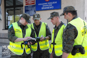1. Tytuł tematu: kontrola pociągów
2. Opis obrazu: funkcjonariusze z Placówki Straży Granicznej w Braniewie (Warmińsko-Mazurski Oddział Straży Granicznej) przed przystąpieniem do kontroli pociągów towarowych na terenie Kolejowego Przejścia Granicznego w Braniewie 
3. Data wydarzenia: 28.04.2009 r.
4. Osoby widoczne: brak danych
5. Hasła przedmiotowe: Straż Graniczna, ochrona fizyczna
6. Opis techniczny: zdjęcie cyfrowe, kolorowe
7. Autor: Krzysztof Niemiec 
8. Miejsce przechowywania/właściciel: Archiwum Straży Granicznej w Szczecinie
