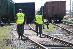 1. Tytuł tematu: kontrola pociągów 
2. Opis obrazu: funkcjonariusze z Placówki Straży Granicznej w Braniewie (Warmińsko-Mazurski Oddział Straży Granicznej) podczas kontroli pociągów towarowych na terenie Kolejowego Przejścia Granicznego w Braniewie 
3. Data wydarzenia: 28.04.2009 r.
4. Osoby widoczne: brak danych
5. Hasła przedmiotowe: Straż Graniczna, ochrona fizyczna
6. Opis techniczny: zdjęcie cyfrowe, kolorowe
7. Autor: Krzysztof Niemiec 
8. Miejsce przechowywania/właściciel: Archiwum Straży Granicznej w Szczecinie