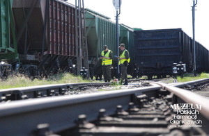1. Tytuł tematu: kontrola pociągów 
2. Opis obrazu: funkcjonariusze z Placówki Straży Granicznej w Braniewie (Warmińsko-Mazurski Oddział Straży Granicznej) podczas kontroli pociągów towarowych na terenie Kolejowego Przejścia Granicznego w Braniewie 
3. Data wydarzenia: 28.04.2009 r.
4. Osoby widoczne: brak danych
5. Hasła przedmiotowe: Straż Graniczna, ochrona fizyczna
6. Opis techniczny: zdjęcie cyfrowe, kolorowe
7. Autor: Krzysztof Niemiec 
8. Miejsce przechowywania/właściciel: Archiwum Straży Granicznej w Szczecinie