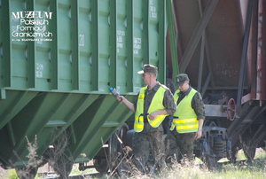 1. Tytuł tematu: kontrola pociągów 
2. Opis obrazu: funkcjonariusze z Placówki Straży Granicznej w Braniewie (Warmińsko-Mazurski Oddział Straży Granicznej) podczas kontroli pociągów towarowych na terenie Kolejowego Przejścia Granicznego w Braniewie 
3. Data wydarzenia: 28.04.2009 r.
4. Osoby widoczne: brak danych
5. Hasła przedmiotowe: Straż Graniczna, ochrona fizyczna
6. Opis techniczny: zdjęcie cyfrowe, kolorowe
7. Autor: Krzysztof Niemiec 
8. Miejsce przechowywania/właściciel: Archiwum Straży Granicznej w Szczecinie