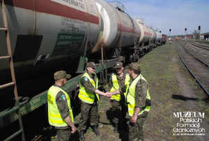 1. Tytuł tematu: kontrola pociągów 
2. Opis obrazu: funkcjonariusze z Placówki Straży Granicznej w Braniewie (Warmińsko-Mazurski Oddział Straży Granicznej) podczas kontroli pociągów towarowych na terenie Kolejowego Przejścia Granicznego w Braniewie 
3. Data wydarzenia: 28.04.2009 r.
4. Osoby widoczne: brak danych
5. Hasła przedmiotowe: Straż Graniczna, ochrona fizyczna
6. Opis techniczny: zdjęcie cyfrowe, kolorowe
7. Autor: Krzysztof Niemiec 
8. Miejsce przechowywania/właściciel: Archiwum Straży Granicznej w Szczecinie