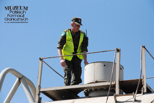 1. Tytuł tematu: kontrola pociągów 
2. Opis obrazu: funkcjonariusz z Placówki Straży Granicznej w Braniewie (Warmińsko-Mazurski Oddział Straży Granicznej) podczas kontroli pociągów towarowych na terenie Kolejowego Przejścia Granicznego w Braniewie 
3. Data wydarzenia: 28.04.2009 r.
4. Osoby widoczne: brak danych
5. Hasła przedmiotowe: Straż Graniczna, ochrona fizyczna
6. Opis techniczny: zdjęcie cyfrowe, kolorowe
7. Autor: Krzysztof Niemiec 
8. Miejsce przechowywania/właściciel: Archiwum Straży Granicznej w Szczecinie