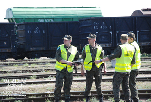 1. Tytuł tematu: kontrola pociągów 
2. Opis obrazu: funkcjonariusze z Placówki Straży Granicznej w Braniewie (Warmińsko-Mazurski Oddział Straży Granicznej) podczas kontroli pociągów towarowych na terenie Kolejowego Przejścia Granicznego w Braniewie 
3. Data wydarzenia: 28.04.2009 r.
4. Osoby widoczne: brak danych
5. Hasła przedmiotowe: Straż Graniczna, ochrona fizyczna
6. Opis techniczny: zdjęcie cyfrowe, kolorowe
7. Autor: Krzysztof Niemiec 
8. Miejsce przechowywania/właściciel: Archiwum Straży Granicznej w Szczecinie