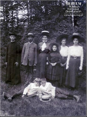1.Tytuł tematu: Karol Bacz z rodziną 
2.Opis obrazu: zdjęcie pamiątkowe
3.Data wydarzenia: przed 1914 r.
4.Osoby widoczne: stoją od lewej- Kazimierz (brat), Wincenty (ojciec), Zofia (matka), Zofia (siostra), Maria (siostra), Eugenia (siostra), siedzą od lewej- Stanisław (brat), Karol Bacz 
5.Hasła przedmiotowe: kadra
6.Opis techniczny: oryginał, czarnobiałe 
7.Autor: nieznany
8.Miejsce przechowywania/właściciel: Morski Oddział Straży Granicznej