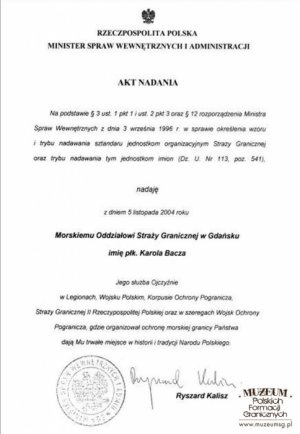 Akt nadania imienia płk. Karola Bacza Morskiemu Oddziałowi  Straży Granicznej, podpisany przez Ryszarda Kalisza, ministra spraw  wewnętrznych i administracji