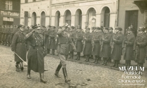 1. Tytuł: przegląd kompanii honorowej
2. Opis obrazu: kompania Straży Granicznej podczas przeglądu na rynku  w Kościerzynie (wśród nich Ludwik Nowicki)
3. Data wydarzenia: początek lat 30. XX w.
4. Osoby widoczne: brak danych
5. Hasła przedmiotowe: Straż Graniczna, kadra
6. Opis techniczny: oryginał, czarnobiałe
7. Autor: brak danych
8. Miejsce przechowywania/właściciel: Włodzimierz Nawrocki