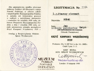 1. Tytuł: legitymacja do odznaczenia
2. Treść: legitymacja do odznaki pamiątkowej Krzyż Kampanii Wrześniowej 1939 r., nadanej pośmiertnie ś.p. st. sierż. Janowi Rubasowi
3. Hasła przedmiotowe: kadra
4. Wytwórca: Ministerstwo Spraw Wojskowych
5. Czas powstania: 15.08.1985 r.
6. Miejsce sporządzenia: Wielka Brytania, Londyn
7. Materiał i technika wykonania: papier, druk wypełniony maszynowo
8. Wymiary: brak danych
9. Stan zachowania: bardzo dobry
10. Miejsce przechowywania/właściciel: Maria Rubas