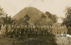 Zdjęcie grupowe żołnierzy KOP przed kopcem Unii Lubelskiej we Lwowie