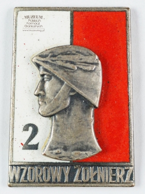 1.Nazwa własna: Odznaka Wzorowego Żołnierza 2 stopnia wz. z 1968 r.
2.Charakterystyka przedmiotu: prostokątna srebrna odznaka z głową żołnierza w hełmie na biało-czerwonym tle, na białym polu cyfra 2, poniżej napis: ”Wzorowy Żołnierz”. Wymiary: 4,1 cm x 2,5 cm.
3.Czas powstania: przed 1991 r.
4.Hasła przedmiotowe: Wojska Ochrony Pogranicza, odznaczenia
5.Miejsce przechowywania/ właściciel: Sala Tradycji Ośrodka Szkoleń Specjalistycznych SG w Lubaniu. Odznakę użyczył pan Paweł Żółtański