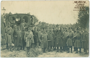 Budowa lini kolejowej w zaborze austriackim; Jan Medyński w pierwszym szeregu czwarty
od  prawej (1917 r.)