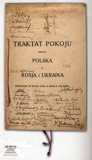 Karta tytułowa pamiątkowej kopii egzemplarza polskiego traktatu ryskiego z autografami członków i ekspertów delegacji polskiej, 18 marca 1921 r., AMSZ, z. 5, t. 94