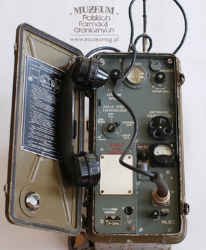 1.Nazwa własna: radiostacja przenośna UKF R-105D (ultrakrótkofalowa)
2.Charakterystyka przedmiotu: radiostacja nadawczo-odbiorcza (ang. transceiver), simpleksowa, małej mocy, konstrukcji ZSRR wraz z zestawem naprawczym w drewnianej skrzynce. Była jedną z radiostacji rodziny zwanej &amp;quot;ASTRA&amp;quot; razem z radiostacjami R-108 i R-109. Zakresy ich częstotliwości zazębiały się, dzięki czemu, będąc eksploatowane w Wojskach Ochrony Pogranicza i Wojsku Polskim, umożliwiały współpracę bojową tych wojsk
3.Czas powstania: przed 1991 r.
4.Hasła przedmiotowe: Wojska Ochrony Pogranicza, łączność
5.Miejsce przechowywania/ właściciel: Sala Tradycji Ośrodka Szkoleń Specjalistycznych SG w Lubaniu. Eksponat użyczył pan Tadeusz Dobrzyński