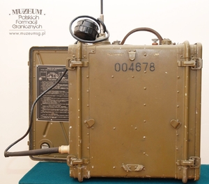 1.Nazwa własna: radiostacja przenośna UKF R-105D (ultrakrótkofalowa)
2.Charakterystyka przedmiotu: radiostacja nadawczo-odbiorcza (ang. transceiver), simpleksowa, małej mocy, konstrukcji ZSRR wraz z zestawem naprawczym w drewnianej skrzynce. Była jedną z radiostacji rodziny zwanej &amp;quot;ASTRA&amp;quot; razem z radiostacjami R-108 i R-109. Zakresy ich częstotliwości zazębiały się, dzięki czemu, będąc eksploatowane w Wojskach Ochrony Pogranicza i Wojsku Polskim, umożliwiały współpracę bojową tych wojsk
3.Czas powstania: przed 1991 r.
4.Hasła przedmiotowe: Wojska Ochrony Pogranicza, łączność 
5.Miejsce przechowywania/ właściciel: Sala Tradycji Ośrodka Szkoleń Specjalistycznych SG w Lubaniu. Eksponat użyczył pan Tadeusz Dobrzyński