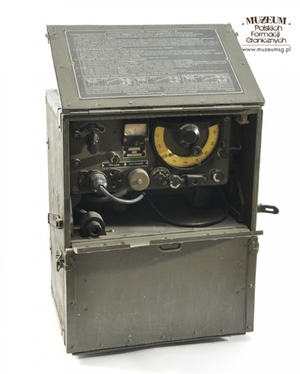 1.Nazwa własna: radiostacja A-7B
2.Charakterystyka przedmiotu: radiostacja w obudowie drewnianej, skrzynkowej o częstotliwości pracy na falach krótkich od 24 do 28 MHz (a niektóre modele nawet do 32 MHz), wyprodukowana w ZSRR. Zasilanie z akumulatora żarzeniowego 2NKN22 i baterii anodowej typu BAS60. Ciężar całkowity wynosił 21 kg. Moc nadajnika - 1,5 do 2 watów. W oryginale radiostacja pracowała tylko fonią. Używana do połowy lat 50. Eksponat został przekazany w 1992 roku po rozwiązaniu Sali Tradycji Wojsk Ochrony Pogranicza przy Komendzie Głównej Straży Granicznej w Warszawie
3.Czas powstania: lata 40. XX w.
4.Hasła przedmiotowe: Wojska Ochrony Pogranicza, łączność
5.Miejsce przechowywania/właściciel: Centralny Ośrodek Szkolenia SG w Koszalinie
