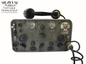 1. Nazwa własna: radiostacja RBM 1
2. Charakterystyka przedmiotu: radiostacja produkcji ZSRR (typu KF), używana na szczeblu pułk – dywizja. Posiadała możliwość pracy z kluczem lub mikrofonem, zakres częstotliwości: 1,5 – 5 MHz, moc wyjściowa – 1W, emisje A1 i 3 (manipulacja i modulacja amplitudy), częstotliwość pośrednia odbiornika - 460 KHz, zasięg 10 – 50 km, zasilanie – bateria żarzeniowa (akumulator 2NKN22) i anodowa (baterie BAS60 lub BAS80), waga z zasilaczem – 30 kg 
3. Czas powstania: lata 40. XX w.
4. Hasła przedmiotowe: Wojska Ochrony Pogranicza, łączność 
5. Miejsce przechowywania/właściciel: Nadbużański Oddział Straży Granicznej w Chełmie