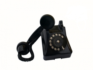 1. Nazwa własna: aparat telefoniczny CB - 49
2. Charakterystyka przedmiotu: obudowa aparatu, mikrotelefonu oraz wszystkie części zewnętrzne wykonane są z bakelitu koloru czarnego (powstawały też krótkie serie aparatów CB 49 w kolorach czerwonym i zielonym). Produkowany w Radomskiej Wytwórni Telefonów. W 1949 roku rozpoczęto prace nad nowym modelem, który miał zastąpić licencyjnego CB 47. Aparaty serii 49 zostały zaprojektowane do współpracy z łącznicami telefonicznymi centralnej baterii zarówno ręcznymi, jak i automatycznymi, o zasilaniu napięciem 24, 50 albo 60 V. Numer katalogowy serii oznaczono symbolami od AT-05 do AT-12(cztery ostatnie serie były przystosowane do przyłączenia dzwonka dodatkowego)
3. Czas powstania: 1949 r.
4. Hasła przedmiotowe: Wojska Ochrony Pogranicza,  łączność
5. Miejsce przechowywania/właściciel: Nadbużański Oddział Straży Granicznej w Chełmie