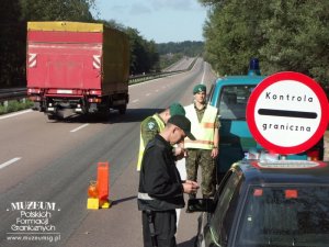 funkcjonariusze Straży Granicznej i Urzędu Celnego  podczas wspólnej kontroli samochodów osobowych i ciężarowych, na odcinku  autostrady A6, w rejonie przejścia granicznego w Kołbaskowie