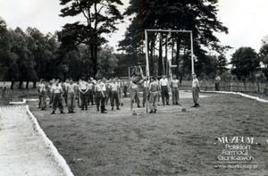 1. Tytuł tematu: zajęcia sportowe w Pomorskiej Brygadzie Wojsk Ochrony Pogranicza
2. Opis obrazu: żołnierze w czasie ćwiczeń
3. Data wydarzenia: lata 50. XX w.
4. Osoby widoczne: brak danych
5. Hasła przedmiotowe: Wojska Ochrony Pogranicza, szkolenie
6. Opis techniczny: oryginał, czarnobiałe
7. Autor: brak danych
8. Miejsce przechowywania/właściciel: Instytut Pamięci Narodowej