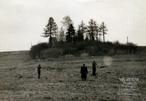 1. Tytuł tematu: strzelnica strażnicy Assamy (Asuny) 7 Brygady  Wojsk Ochrony Pogranicza
2. Opis obrazu: stanowiska strzeleckie 
3. Data wydarzenia: lata 50. XX w.
4. Osoby widoczne: brak danych
5. Hasła przedmiotowe: Wojska Ochrony Pogranicza, szkolenia
6. Opis techniczny: oryginał, czarnobiałe
7. Autor: brak danych
8. Miejsce przechowywania/właściciel: Instytut Pamięci Narodowej