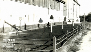 1. Tytuł tematu: ogródek strzelecki Pomorskiej Brygady Wojsk Ochrony Pogranicza 
2. Opis obrazu: na terenie koszar w Szczecinie 
3. Data wydarzenia: 1953 r.
4. Osoby widoczne: nie ma
5. Hasła przedmiotowe: Wojska Ochrony Pogranicza, szkolnictwo
6. Opis techniczny: oryginał, czarnobiałe
7. Autor: brak danych
8. Miejsce przechowywania/właściciel: Instytut Pamięci Narodowej