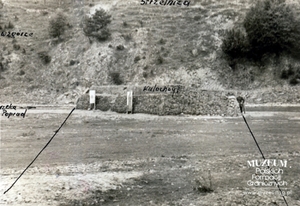 1. Tytuł tematu: strzelnica WOP w Piwnicznej (19 Brygada Ochrony Pogranicza)
2. Opis obrazu: stanowiska strzeleckie nad rzeką Poprad
3. Data wydarzenia: lata 50. XX w.
4. Osoby widoczne: brak danych
5. Hasła przedmiotowe: Wojska Ochrony Pogranicza, szkolenie
6. Opis techniczny: oryginał, czarnobiałe
7. Autor: brak danych
8. Miejsce przechowywania/właściciel: Instytut Pamięci Narodowej