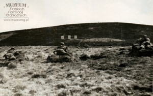 1. Tytuł tematu: strzelnica Strażnicy WOP Ząbiny (7 Brygada Ochrony Pogranicza)
2. Opis obrazu: żołnierze podczas ćwiczeń strzeleckich 
3. Data wydarzenia: lata 50. XX w.
4. Osoby widoczne: brak danych
5. Hasła przedmiotowe: Wojska Ochrony Pogranicza, szkolenie
6. Opis techniczny: oryginał, czarnobiałe
7. Autor: brak danych
8. Miejsce przechowywania/właściciel: Instytut Pamięci Narodowej