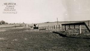 1. Tytuł tematu: tor przeszkód na Strażnicy WOP Ząbiny  (7 Brygada Ochrony Pogranicza)
2. Opis obrazu: żołnierze podczas ćwiczeń  
3. Data wydarzenia: lata 50. XX w.
4. Osoby widoczne: brak danych
5. Hasła przedmiotowe: Wojska Ochrony Pogranicza, szkolenie
6. Opis techniczny: oryginał, czarnobiałe
7. Autor: brak danych
8. Miejsce przechowywania/właściciel: Instytut Pamięci Narodowej