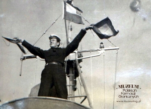 1.Tytuł tematu: marynarz  Kaszubskiej Brygady Wojsk Ochrony Pogranicza w czasie egzaminu
2.Opis obrazu: marynarz podczas egzaminu kończącego kurs sygnalisty
3.Data wydarzenia: 31.04.1963 r.
4.Osoby widoczne: mar. Stanisław Gajowiak
5.Hasła przedmiotowe: Wojska Ochrony Pogranicza, kursy 
6.Opis techniczny: 9,5 × 6,5  cm, oryginał, czarnobiałe
7.Autor: brak danych
8.Miejsce przechowywania/właściciel: „Kronika Okrętu Patrolowego WOP - OP-201”, Archiwum Straży Granicznej w Szczecinie