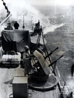 1.Tytuł tematu: ćwiczenia na morzu
2.Opis obrazu: stawianie zasłony dymnej na okręcie OP-201 Kaszubskiej Brygady Wojsk Ochrony Pogranicza
3.Data wydarzenia: 1966 r.
4.Osoby widoczne: brak danych
5.Hasła przedmiotowe: Wojska Ochrony Pogranicza, szkolenie
6.Opis techniczny:  7 × 9  cm, oryginał, czarnobiałe
7.Autor: brak danych
8.Miejsce przechowywania/właściciel: „Kronika Okrętu Patrolowego WOP - OP-201”, Archiwum Straży Granicznej w Szczecinie