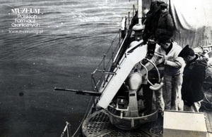 1.Tytuł tematu: marynarze Kaszubskiej Brygady Wojsk Ochrony Pogranicza podczas strzelania
2.Opis obrazu: marynarz z okrętu patrolowego OP-201 podczas strzelania z wielkokalibrowego karabinu maszynowego
3.Data wydarzenia: 1965 r.
4.Osoby widoczne: st. mar. H. Grenc (drugi z prawej)
5.Hasła przedmiotowe: Wojska Ochrony Pogranicza, szkolenie
6.Opis techniczny: 13,4 × 8,7 cm, oryginał, czarnobiałe
7.Autor: brak danych
8.Miejsce przechowywania/właściciel: „Kronika Okrętu Patrolowego WOP - OP-201”, Archiwum Straży Granicznej w Szczecinie