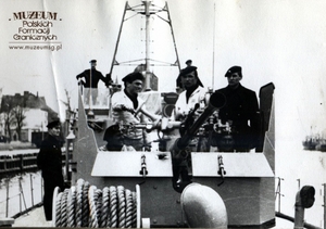 1.Tytuł tematu: marynarze Kaszubskiej Brygady Wojsk Ochrony Pogranicza podczas szkolenia
2.Opis obrazu: wypłyniecie okrętu patrolowego OP–201 na szkolenie strzeleckie 
3.Data wydarzenia: 1965 r.
4.Osoby widoczne: brak danych
5.Hasła przedmiotowe: Wojska Ochrony Pogranicza, szkolenie
6.Opis techniczny: 13,4 × 8,7 cm, oryginał, czarnobiałe
7.Autor: brak danych
8.Miejsce przechowywania/właściciel: „Kronika Okrętu Patrolowego WOP - OP-201”, Archiwum Straży Granicznej w Szczecinie