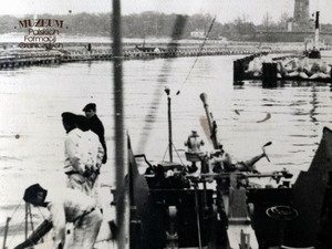 1.Tytuł tematu: powrót  okrętu OP-201 Kaszubskiej Brygady Wojsk Ochrony Pogranicza
2.Opis obrazu: okręt OP-201, wracający do portu w Kołobrzegu po szkoleniu strzeleckim 
3.Data wydarzenia: 1965 r.
4.Osoby widoczne: brak danych
5.Hasła przedmiotowe: Wojska Ochrony Pogranicza, transport
6.Opis techniczny: 13,4 × 8,7 cm, oryginał, czarnobiałe
7.Autor: brak danych
8.Miejsce przechowywania/właściciel: „Kronika Okrętu Patrolowego WOP - OP-201”, Archiwum Straży Granicznej w Szczecinie