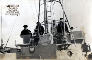 1.Tytuł tematu: powrót  okrętu OP-201 Kaszubskiej Brygady Wojsk Ochrony Pogranicza
2.Opis obrazu: okręt OP-201, wracający do portu w Kołobrzegu po szkoleniu strzeleckim 
3.Data wydarzenia: 1965 r.
4.Osoby widoczne: brak danych
5.Hasła przedmiotowe: Wojska Ochrony Pogranicza, transport
6.Opis techniczny: 13,4 × 8,7 cm, oryginał, czarnobiałe
7.Autor: brak danych
8.Miejsce przechowywania/właściciel: „Kronika Okrętu Patrolowego WOP - OP-201”, Archiwum Straży Granicznej w Szczecinie