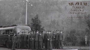 1. Tytuł tematu: kurs oficerów Kontroli Ruchu Granicznego w Cieszynie
2. Opis obrazu: zdjęcie grupowe uczestników kursu
3. Data wydarzenia: lata 70. XX w.
4. Osoby widoczne: brak danych
5. Hasła przedmiotowe: Wojska Ochrony Pogranicza, szkolenia
6. Opis techniczny: oryginał, czarnobiałe
7. Autor: brak danych
8. Miejsce przechowywania/właściciel: Tadeusz Jarmoliński