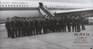 1. Tytuł tematu: szkolenie dowódców Granicznych Punktów Kontroli
2. Opis obrazu: zdjęcie grupowe uczestników szkolenia
3. Data wydarzenia: lata 80. XX w.
4. Osoby widoczne: brak danych
5. Hasła przedmiotowe: Wojska Ochrony Pogranicza, szkolenia
6. Opis techniczny: oryginał, czarnobiałe
7. Autor: brak danych
8. Miejsce przechowywania/właściciel: Tadeusz Jarmoliński