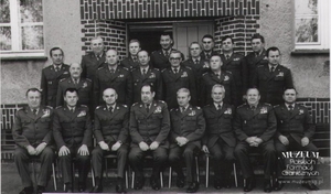 1. Tytuł tematu: szkolenie dowódców brygad w Oficerskiej Szkole Wojsk  Ochrony Pogranicza w Kętrzynie
2. Opis obrazu: zdjęcie grupowe uczestników szkolenia
3. Data wydarzenia: lata 80. XX w.
4. Osoby widoczne: gen. dyw. Czesław Stopiński – Dowódca WOP  (pierwszy rząd – czwarty z lewej), gen. bryg. Feliks Stramik  (pierwszy rząd – piąty z lewej), płk Tadeusz Jarmoliński  (drugi rząd – trzeci z lewej)
5. Hasła przedmiotowe: Wojska Ochrony Pogranicza, szkolenia
6. Opis techniczny: oryginał, czarnobiałe
7. Autor: brak danych
8. Miejsce przechowywania/właściciel: Tadeusz Jarmoliński