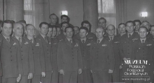 1. Tytuł tematu: szkolenie dowódców Granicznych Punktów Kontroli
2. Opis obrazu: zdjęcie grupowe uczestników szkolenia
3. Data wydarzenia: lata 80. XX w.
4. Osoby widoczne: płk Tadeusz Jarmoliński (w środku)
5. Hasła przedmiotowe: Wojska Ochrony Pogranicza, szkolenia
6. Opis techniczny: oryginał, czarnobiałe
7. Autor: brak danych
8. Miejsce przechowywania/właściciel: Tadeusz Jarmoliński