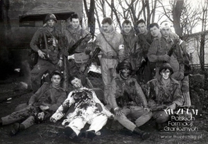 1. Tytuł: ćwiczenia
2. Opis obrazu: zdjęcie grupowe żołnierzy Pomorskiej Brygady Wojsk Ochrony Pogranicza, biorących udział w ćwiczeniach
3. Data wydarzenia: 1988 r.
4. Osoby widoczne: brak danych
5. Hasła przedmiotowe: Wojska Ochrony Pogranicza, manewry
6. Opis techniczny: oryginał, czarnobiałe
7. Autor: brak danych
8. Miejsce przechowywania/właściciel: Archiwum Straży Granicznej w Szczecinie