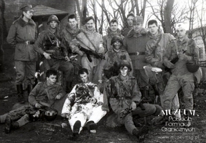 1. Tytuł: ćwiczenia
2. Opis obrazu: zdjęcie grupowe kadry i żołnierzy Pomorskiej Brygady Wojsk Ochrony Pogranicza, biorących udział w ćwiczeniach
3. Data wydarzenia: 1988 r.
4. Osoby widoczne: płk  lek med. Jerzy Krukowski ( trzeci od prawej), mjr lek med Andrzej Głuski 
5. Hasła przedmiotowe: Wojska Ochrony Pogranicza, manewry
6. Opis techniczny: oryginał, czarnobiałe
7. Autor: brak danych
8. Miejsce przechowywania/właściciel: Archiwum Straży Granicznej w Szczecinie