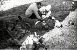 1. Tytuł: ćwiczenia
2. Opis obrazu: żołnierze zespołu medycznego Pomorskiej Brygady Wojsko Ochrony Pogranicza udzielający pierwszej pomocy ofiarom ataku chemicznego
3. Data wydarzenia: 1988 r.
4. Osoby widoczne: brak danych
5. Hasła przedmiotowe: Wojska Ochrony Pogranicza, manewry 
6. Opis techniczny: oryginał, czarnobiałe
7. Autor: brak danych
8. Miejsce przechowywania/właściciel: Archiwum Straży Granicznej w Szczecinie