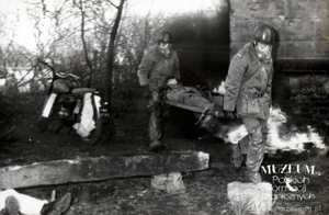 1. Tytuł: ćwiczenia
2. Opis obrazu: żołnierze zespołu medycznego Pomorskiej Brygady Wojsk Ochrony Pogranicza podczas ewakuacji rannych
3. Data wydarzenia: 1988 r.
4. Osoby widoczne: brak danych
5. Hasła przedmiotowe: Wojska Ochrony Pogranicza, manewry
6. Opis techniczny: oryginał, czarnobiałe
7. Autor: brak danych
8. Miejsce przechowywania/właściciel: Archiwum Straży Granicznej w Szczecinie