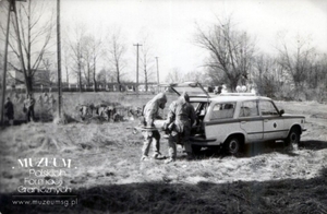 1. Tytuł: ćwiczenia
2. Opis obrazu: żołnierze zespołu medycznego Pomorskiej Brygady Wojsk Ochrony Pogranicza podczas ewakuacji rannych
3. Data wydarzenia: 1988 r.
4. Osoby widoczne: brak danych
5. Hasła przedmiotowe: Wojska Ochrony Pogranicza, manewry
6. Opis techniczny: oryginał, czarnobiałe
7. Autor: brak danych
8. Miejsce przechowywania/właściciel: Archiwum Straży Granicznej w Szczecinie