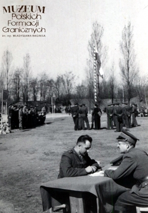 1. Tytuł tematu: egzamin z przepisów granicznych
2. Opis obrazu: egzamin na strzelnicy Pomorskiej Brygady Wojsk Ochrony Pogranicza 
3. Data wydarzenia: 1953 r.
4. Osoby widoczne:  kpt. Władysław Nowicki (pierwszy z prawej), chor. Andrzej Parys (drugi z prawej)
5. Hasła przedmiotowe: Wojska Ochrony Pogranicza, szkolenie
6. Opis techniczny: 8,7 x 12,5 cm, oryginał, czarnobiałe
7. Autor: brak danych
8. Miejsce przechowywania/właściciel: Archiwum Straży Granicznej w Szczecinie