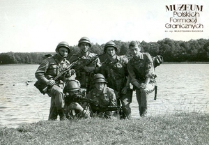 1. Tytuł tematu: żołnierze 16 kompanii Wojsk Ochrony Pogranicza
2. Opis obrazu: podchorążowie w trakcie przerwy w szkoleniu na poligonie w Orzyszu
3. Data wydarzenia: czerwiec 1957 r. 
4. Osoby widoczne: brak danych 
5. Hasła przedmiotowe: Wojska Ochrony Pogranicza, szkolenie
6. Opis techniczny: oryginał, czarnobiałe
7. Autor: brak danych
8. Miejsce przechowywania/właściciel: Andrzej Krasicki