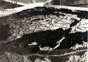 1. Tytuł tematu: stół plastyczny 
2. Opis obrazu: makieta przedstawiająca rzeźbę terenów granicznych w okolicach Mieszkowic (wykonana przez Władysława Nowickiego, oficera Pomorskiej Brygady Wojsk Ochrony Pogranicza)
3. Data wydarzenia: lata 50. XX w.
4. Osoby widoczne: nie ma
5. Hasła przedmiotowe: Wojska Ochrony Pogranicza, szkolenie
6. Opis techniczny: 13 x 8,4 cm, oryginał, czarnobiałe
7. Autor: brak danych
8. Miejsce przechowywania/właściciel: Archiwum Straży Granicznej w Szczecinie